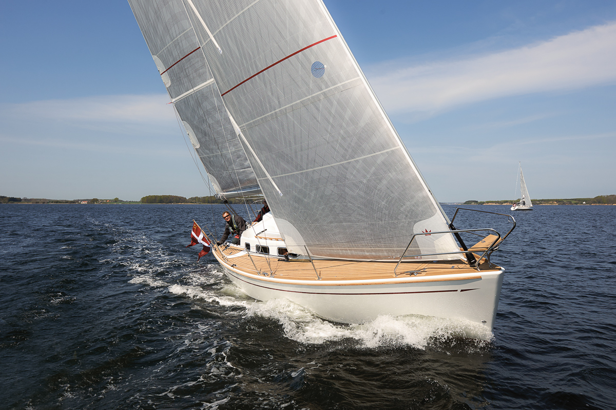 Faurby 335 sailing