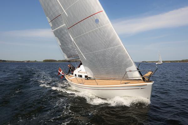 Faurby F335 sailing